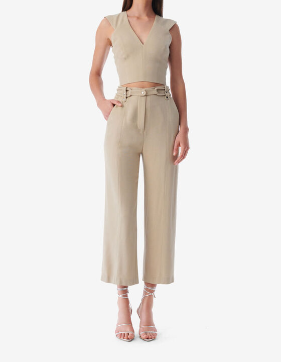 FITTED SLEEVELESS V-NECK TOP