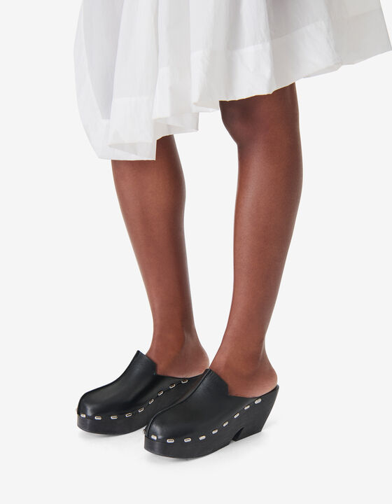 STUDDED CLOGS