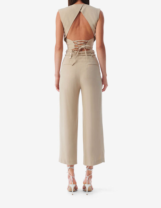 FITTED SLEEVELESS V-NECK TOP