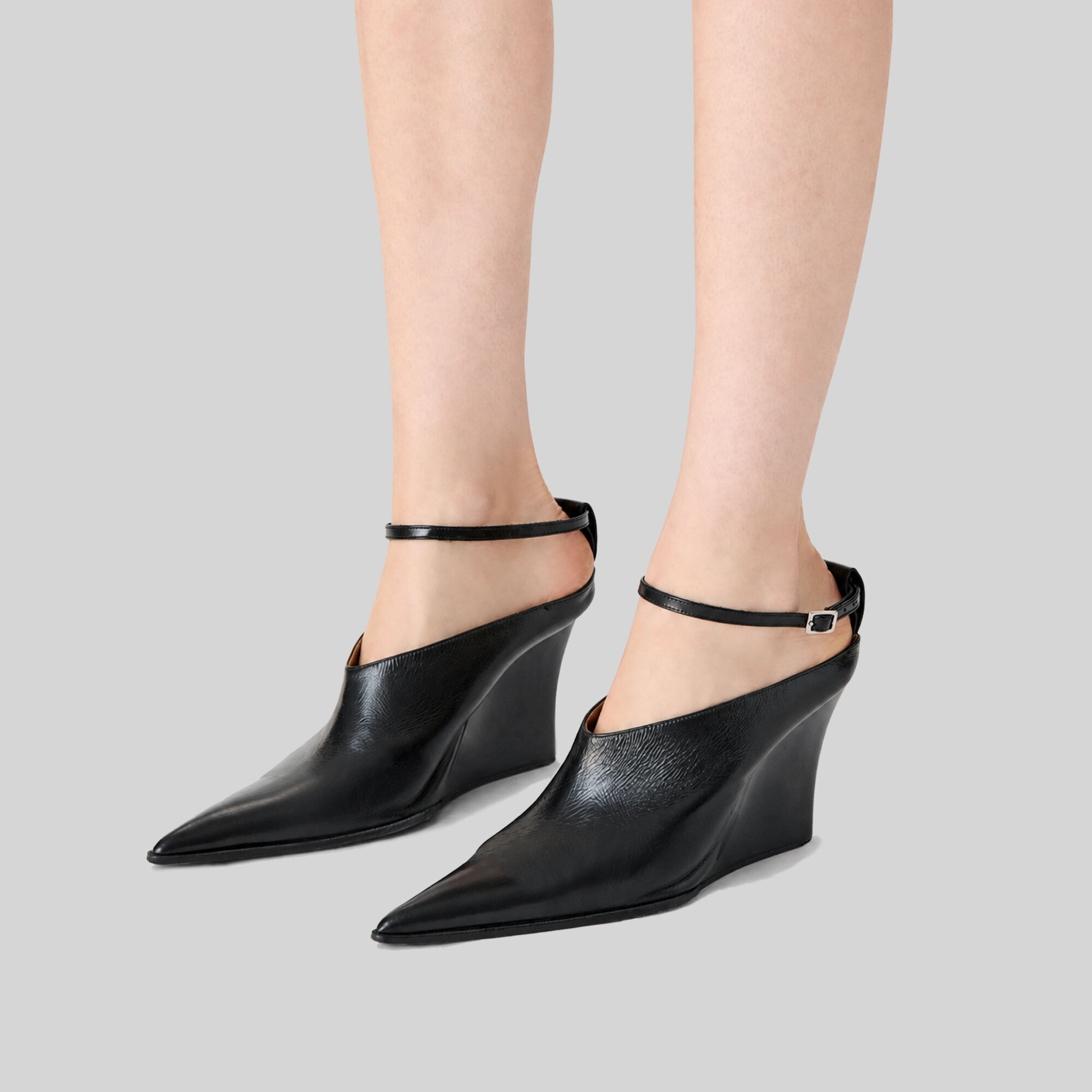 FAUVE women black leather pointed-toe mules | IRO