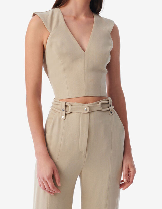 FITTED SLEEVELESS V-NECK TOP