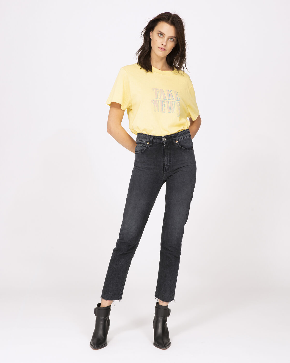Photo of IRO Paris Hothead T-Shirt Vanille - This White Cotton T-shirt Features The Inscription fake News. Oversized And Masculine, Combine It With High Waist Jeans And Pointed Boots For A Resolutely Rock And Modern Look. Spring Summer 19