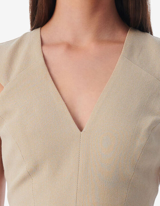 FITTED SLEEVELESS V-NECK TOP