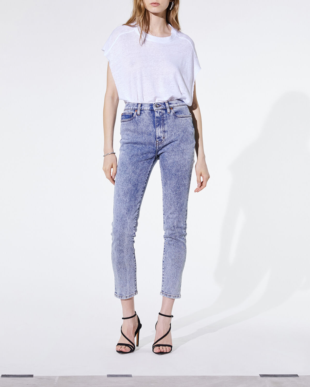 Photo of IRO Paris Oilie Jeans Light Denim - These 7/8 Skinny Pants Are A Must-have In Any Wardrobe. Their Plus? Their Faded Effect That Will Brighten Up Your Outfits. Wear Them With A Pair Of Pumps Or A Pair Of Boots For A Resolutely Urban Silhouette. Fall Winter 19