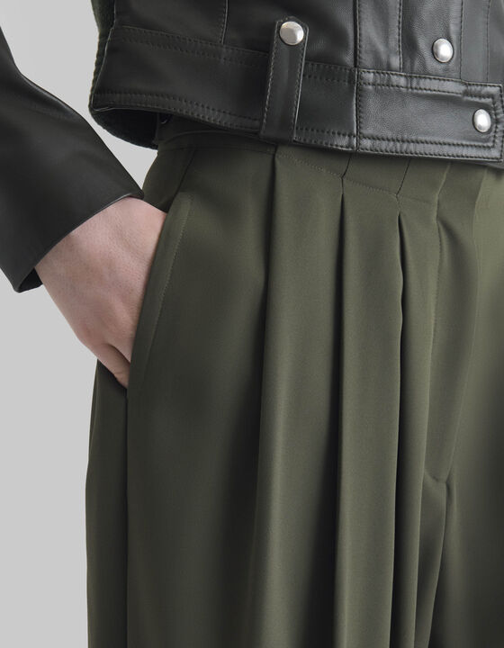 WIDE-LEG PLEATED PANTS