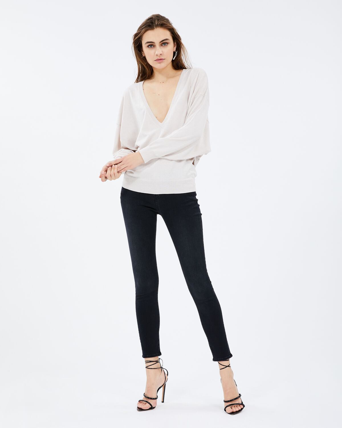 Photo of IRO Paris Remote Sweater Mixed Ecru - This Silk And Cotton Blend Sweater Is Distinguished By Its Oversized Cut And V Neckline. During The Day With Simple Jeans Or In The Evening With A Leather Skirt, It Will Bring A Touch Of Glamour To All Your Outfits. Spring Summer 19