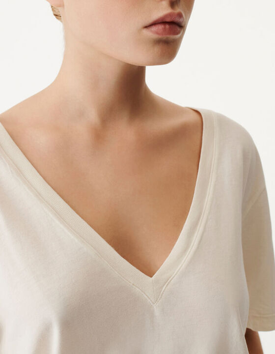 V-NECK T-SHIRT
